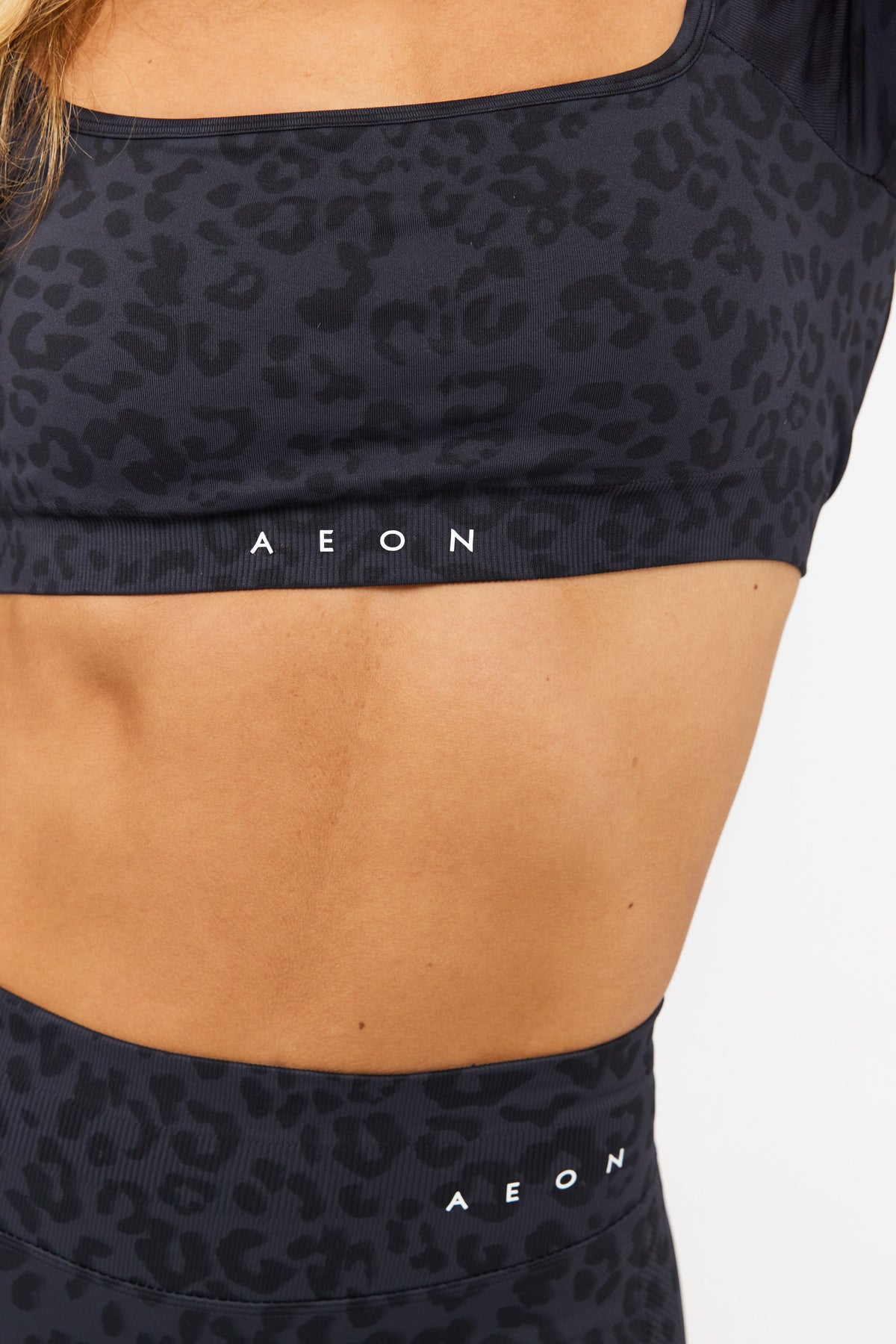 MOTION LEO CROP TOP S DLHÝMI RUKÁVMI V2