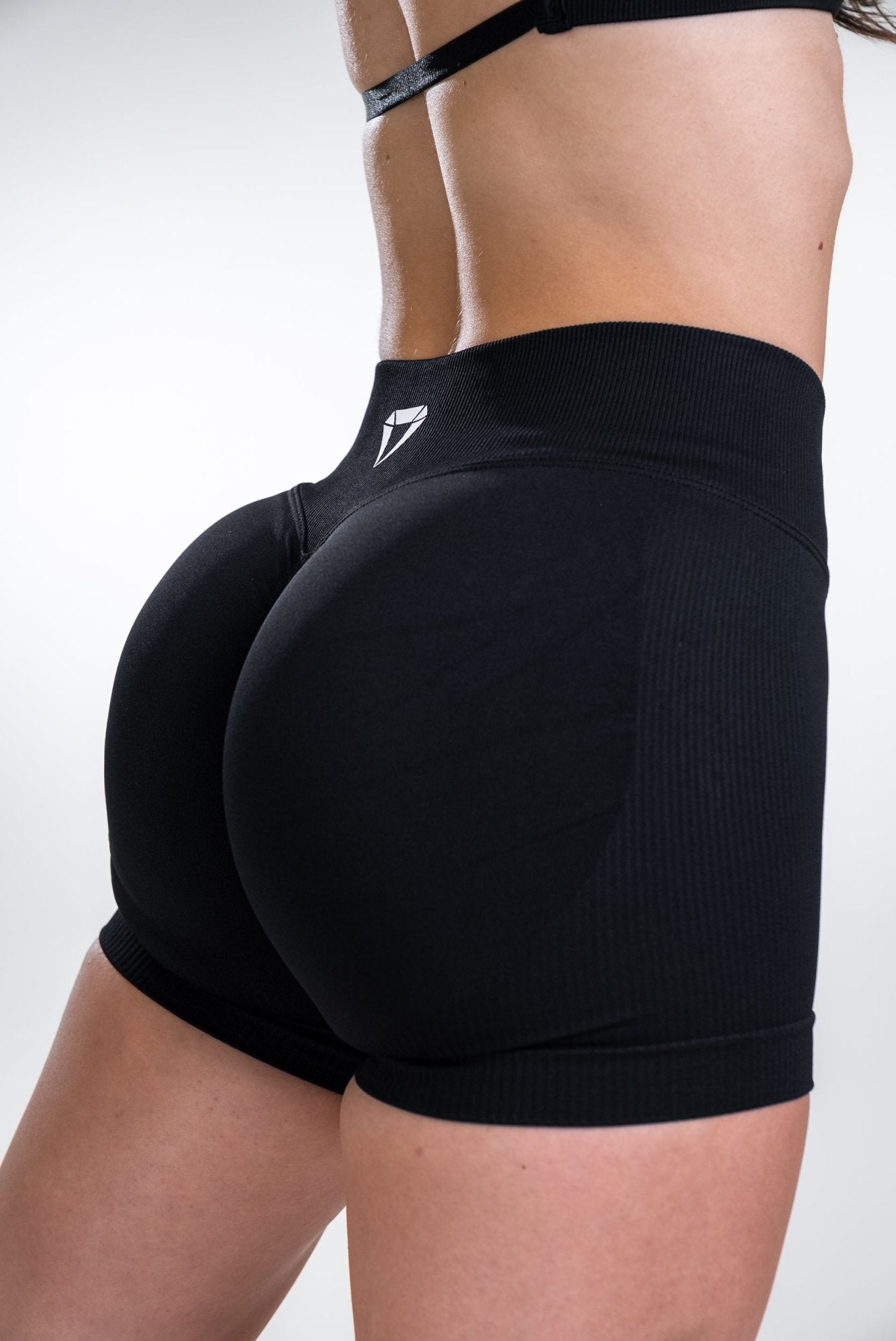 DEFINE SCRUNCH SHORTS - Aeon Athletics