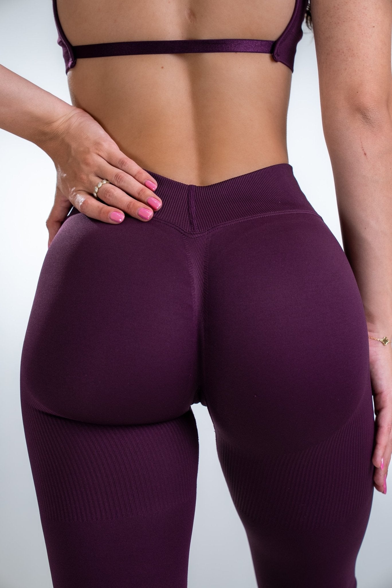 DEFINE V-BACK SCRUNCH LEGGINGS - Aeon Athletics