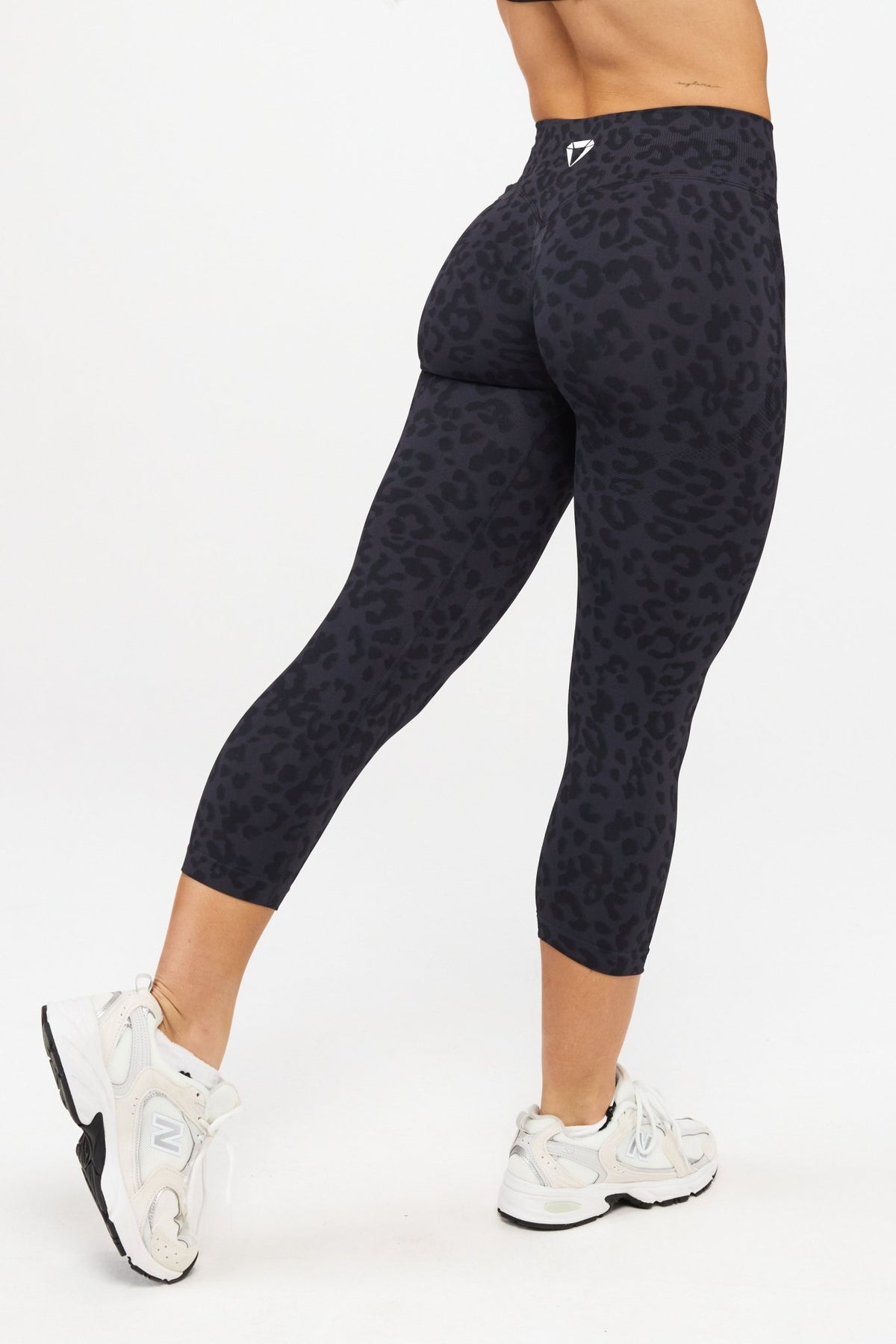 MOTION LEO MID WAIST SCRUNCH CAPRI LEGÍNY V2