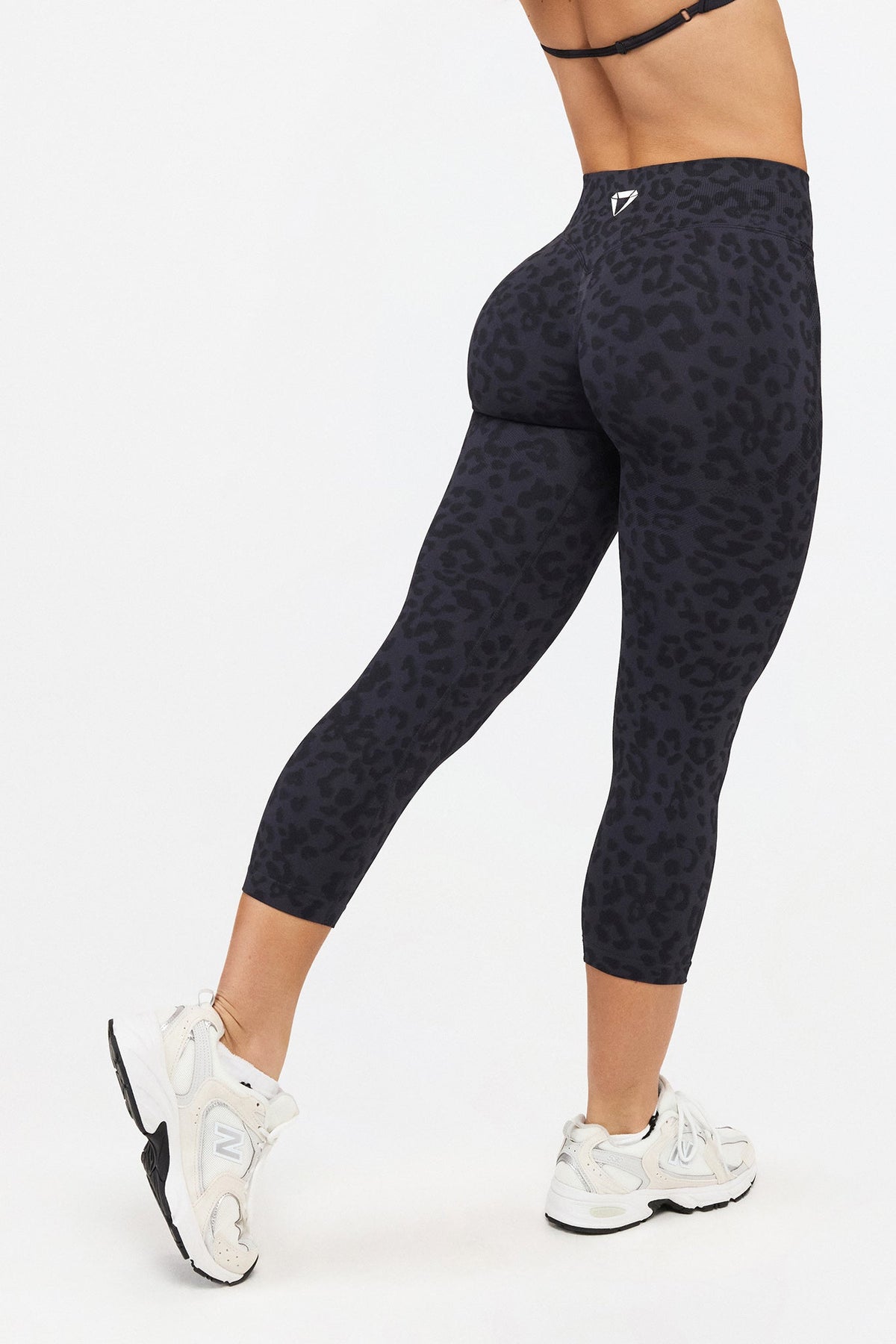 MOTION LEO MID WAIST SCRUNCH CAPRI LEGGINGS V2 - Aeon Athletics