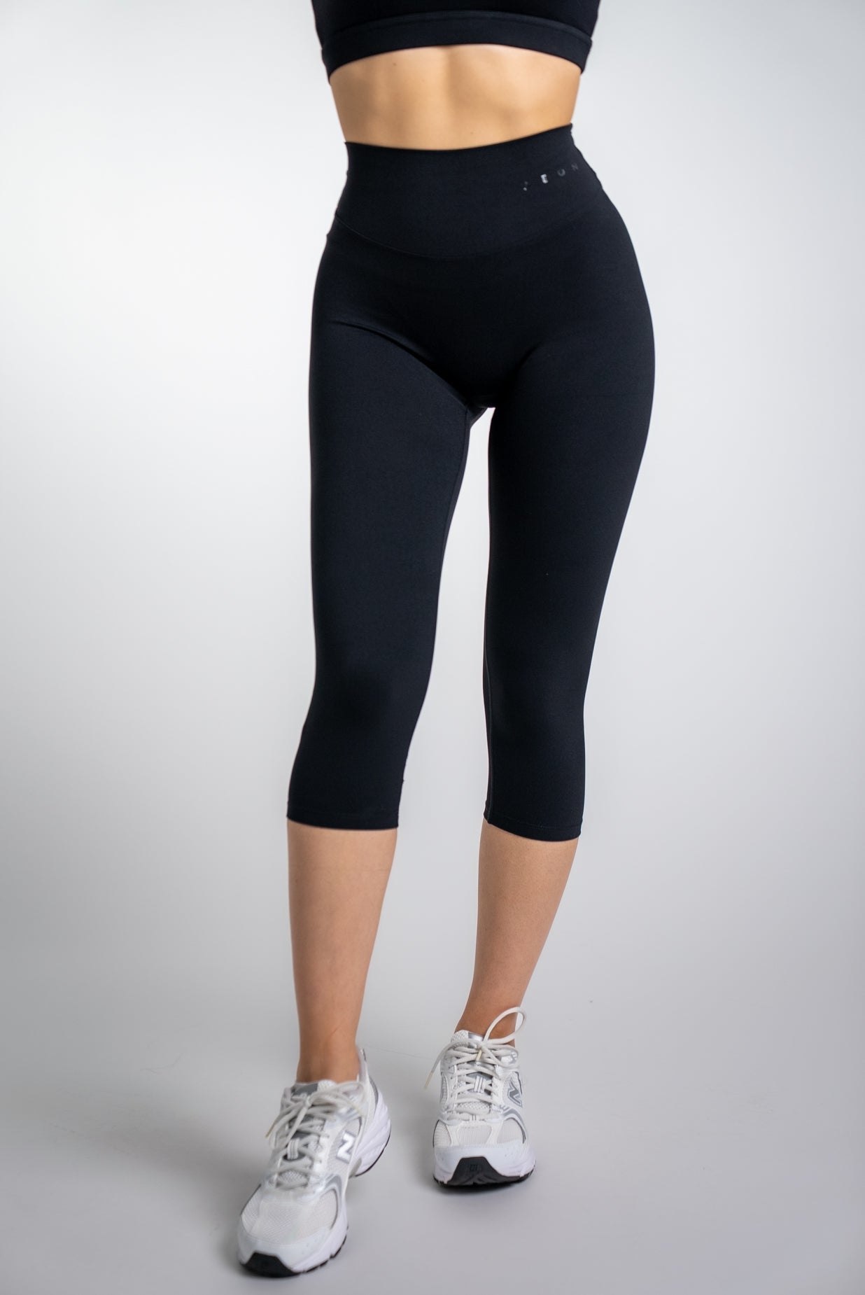 SECOND SKIN SCRUNCH CAPRI LEGGINGS - Aeon Athletics